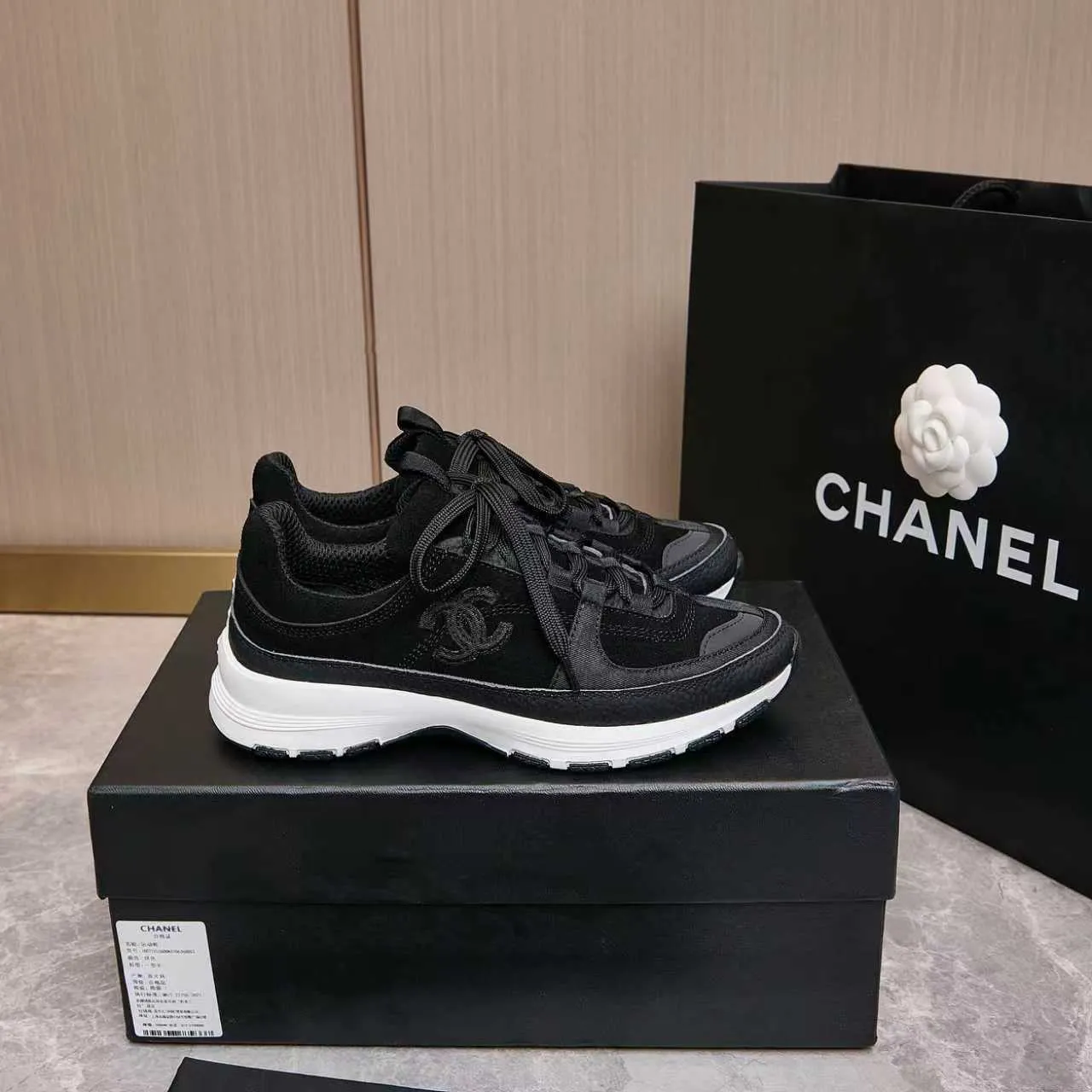 p560 Chanel Chanel - 2025 counter top casual sports shoes This classic design; the upper is embroidered with various techniques; the outsole is fashionable and sporty; the extraordinary inclusion of a variety of color matching elements... The diversified mix and match is very beautiful and versatile, casual, fashionable, sports and outdoor can be taken into account... ꫛꫀꪝ Go➫ Materials: ❶Upper made of: original imported high mercerized cow suede + imported mixed sheepskin ❷The inner lining is made of: original imported breathable mesh ❸Outsole is based on: original TPU combination outsole. Full set of boutique packaging for women 35-41 and men 38-46